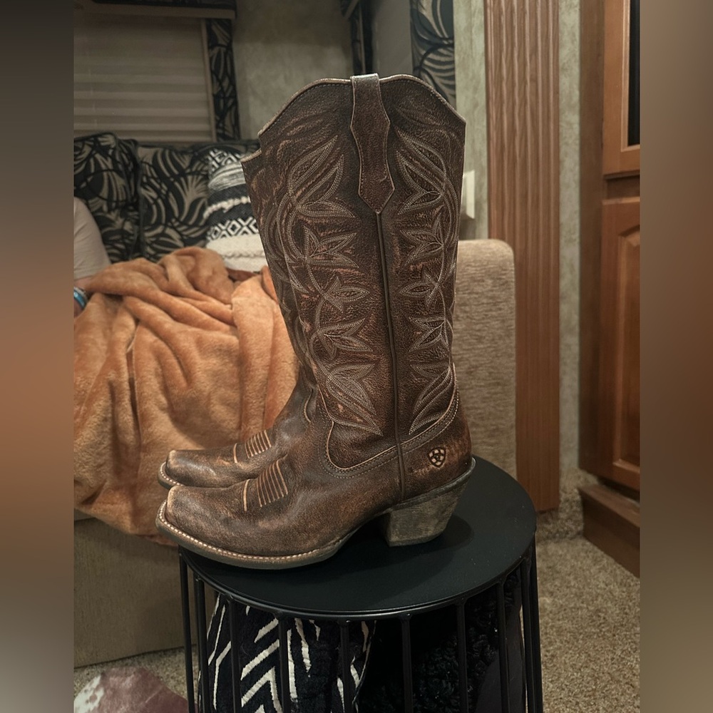 Woman’s Ariat boots size 9B